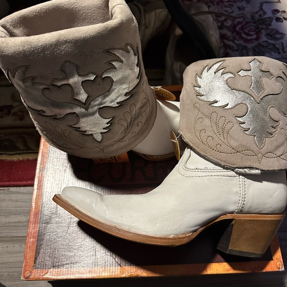 Corral White/Silver Lamb Wing & Cross Embroidered Boots - Picture 5 of 5